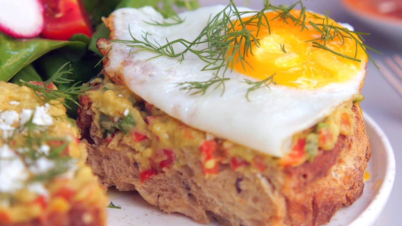 달걀 프라이를 곁들인 아보카도 토스트