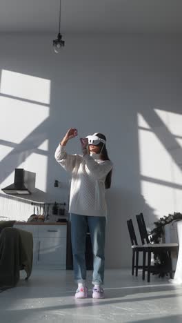 mujer con auriculares vr en un hogar moderno