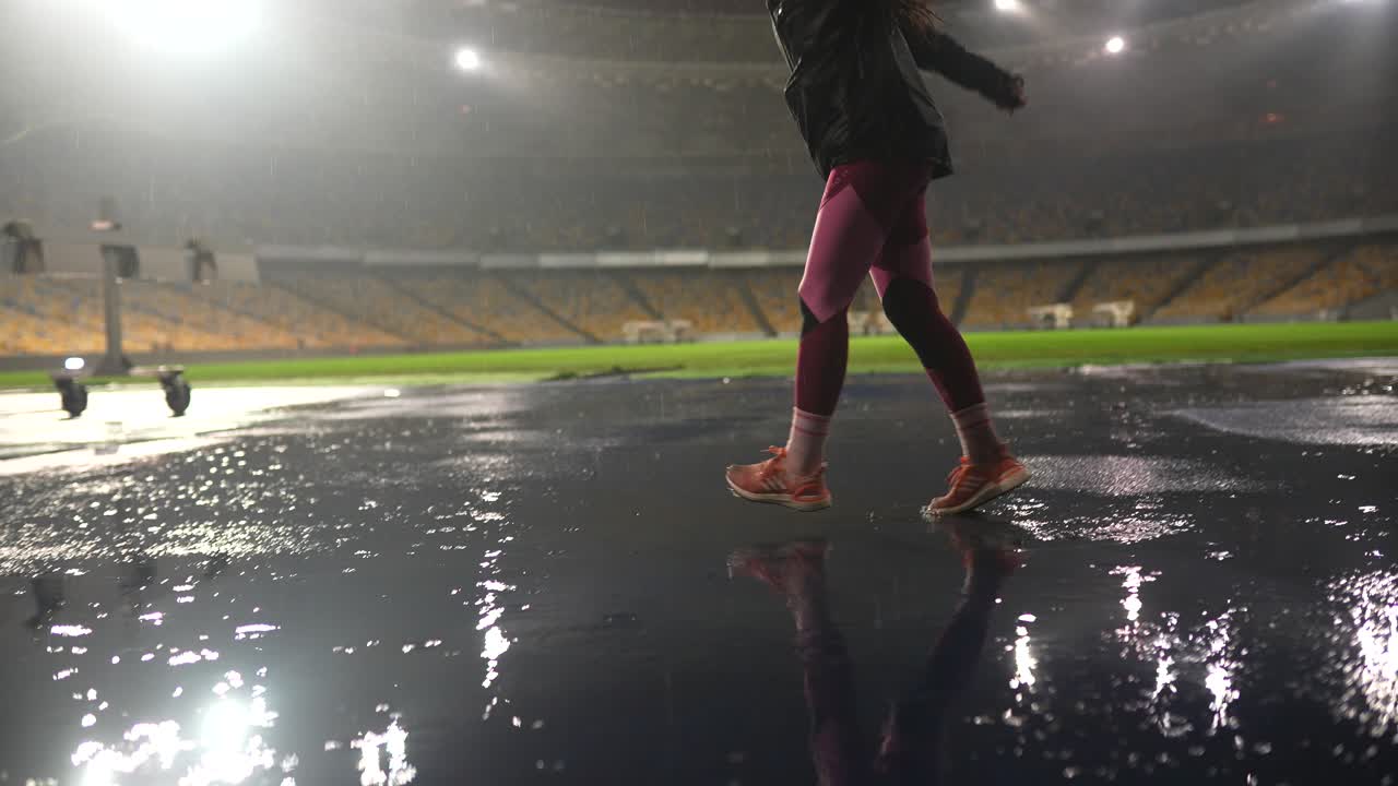 비가 은 경기장에서 뛰어내리는 아이