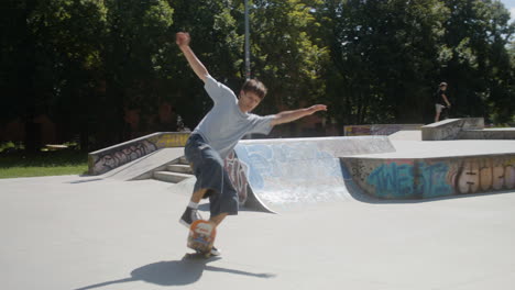 Niño-Caucásico-Haciendo-Un-Truco-En-Skatepark.