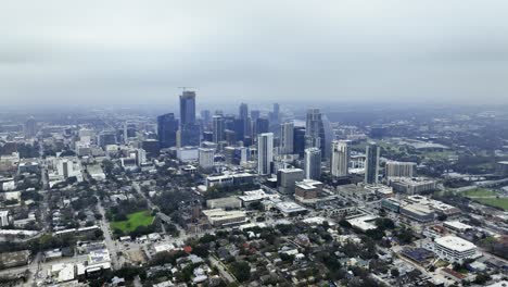 Vista-Aérea-Del-Centro-De-Austin,-Lluvioso,-Día-De-Otoño-En-Tx,-Estados-Unidos---Ancho,-Panorama,-Tiro-De-Drone