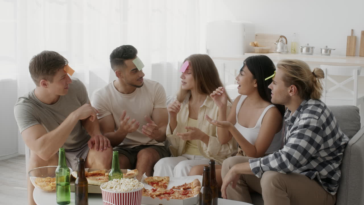 집에서 즐거운 시간을 보내는 친구들