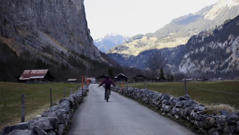 Endlich-Befreites-Radfahren-In-Den-Schweizer-Alpen