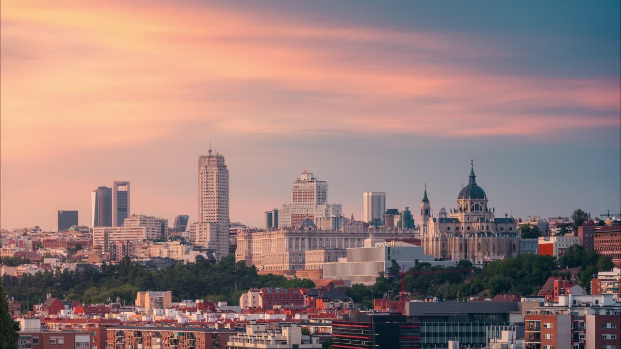 마드리드의 역사적인 스카이 라인, 아름다운 빛과 일몰, 알무데나 대성당, 왕궁, 스페인 광장