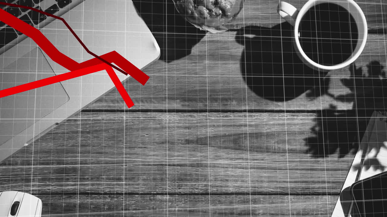 Grafici rossi in movimento su rete a griglia su sfondo di laptop e tazza di caffè su superficie di legno.