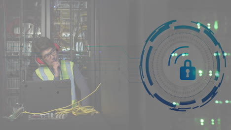 animación del icono del candado de seguridad contra el ingeniero masculino asiático pensativo que trabaja en la sala del servidor