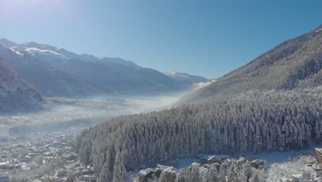 Toma-Aérea-Con-Zoom-De-La-Ciudad-Vieja-De-Manali-Empapada-En-Copos-De-Nieve-Blancos-Después-De-Una-Fuerte-Nevada-Durante-Los-Inviernos,-Filmada-Con-Un-Dron-En-4k