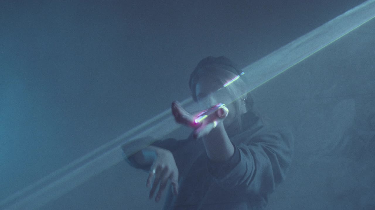 mujer bailando en el cielo líquido proyección de luz láser