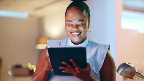 Sonrisa,-Negocios-Y-Mujer-Negra-En-Tableta