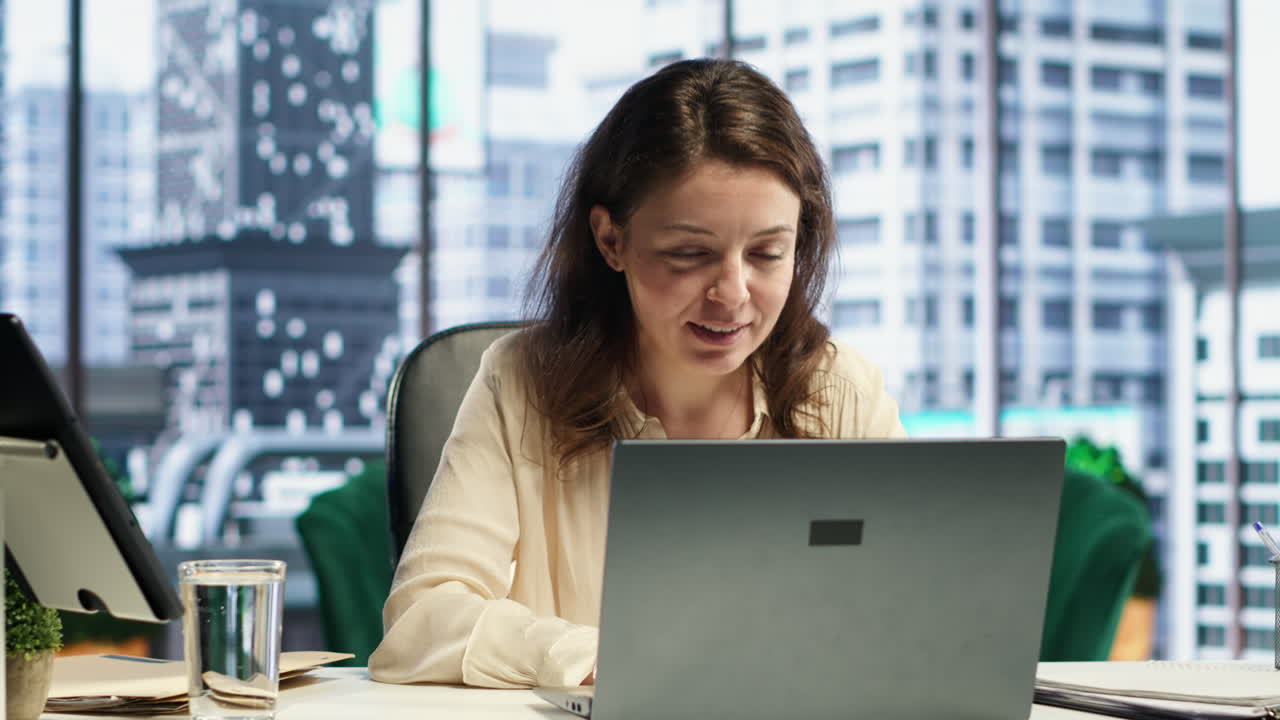 ceo discutiendo con los accionistas sobre la estrategia de aumento de las ganancias