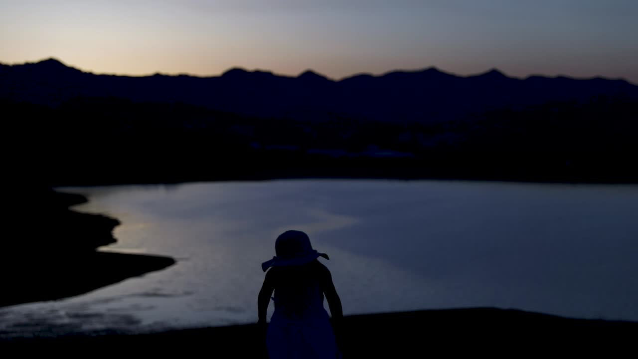 GÃ¶l kenarÄ±nda koÅŸan ÅŸapkalÄ± kÄ±z