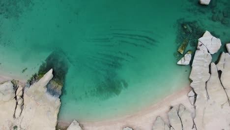 Magnífico-Paisaje-Maravilloso-De-Efecto-De-Erosión-De-Ensueño-En-La-Playa-Costera-De-Roca-Aventura-Marina-Agua-De-Baja-Profundidad-En-El-Océano-Junto-Al-Mar-Verde-En-Ojo-De-Pájaro-Paisaje-Natural-Escénico-Color-Marrón-Mínimo-Irán-Hormuz