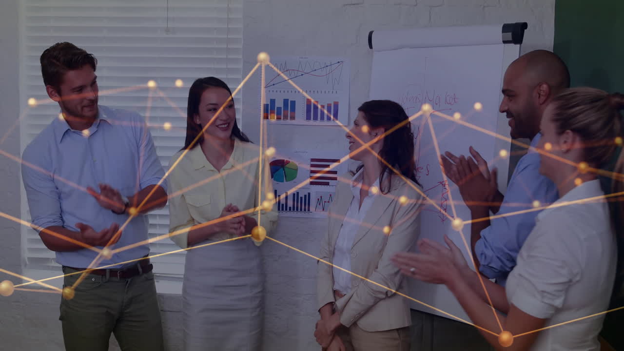 사무실에서 다양한 사업가들과의 연결 네트워크의 활성화