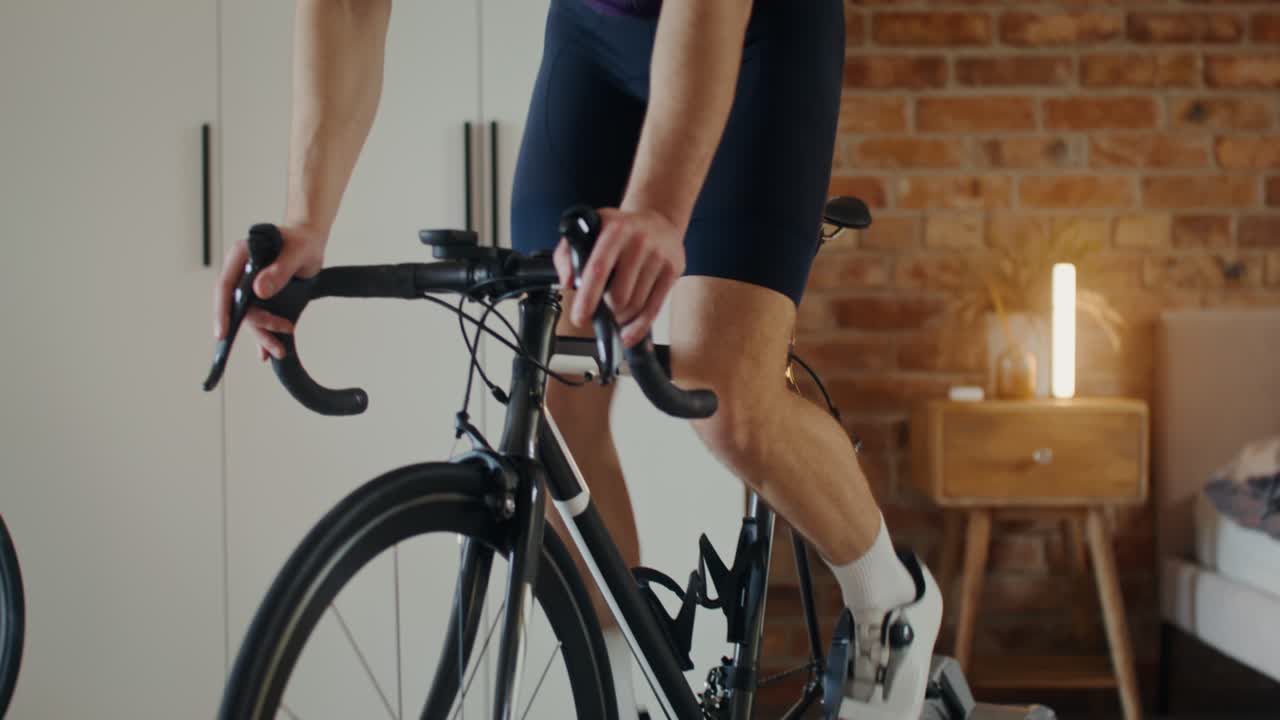 남자 실내 자전거 운동