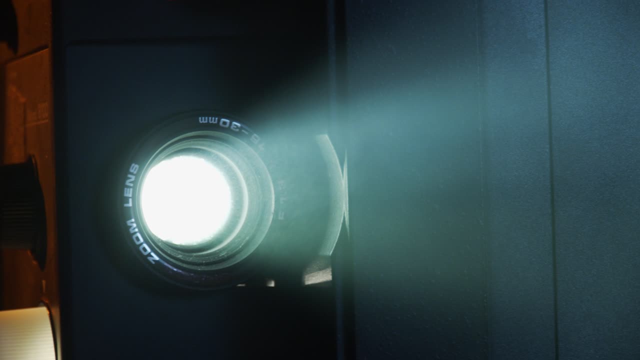 연기가 자욱한 방에서 홈 무비를 보여주는 슈퍼 8 영사기