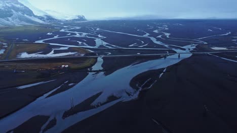 Flussmündung-In-Der-Nähe-Schneebedeckter-Berge