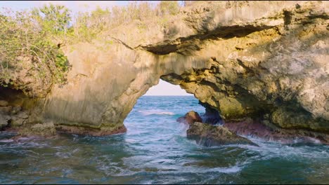 Arco-De-Piedra-Natural,-Puente-En-El-Océano-En-Hondonada,-República-Dominicana,-Antena