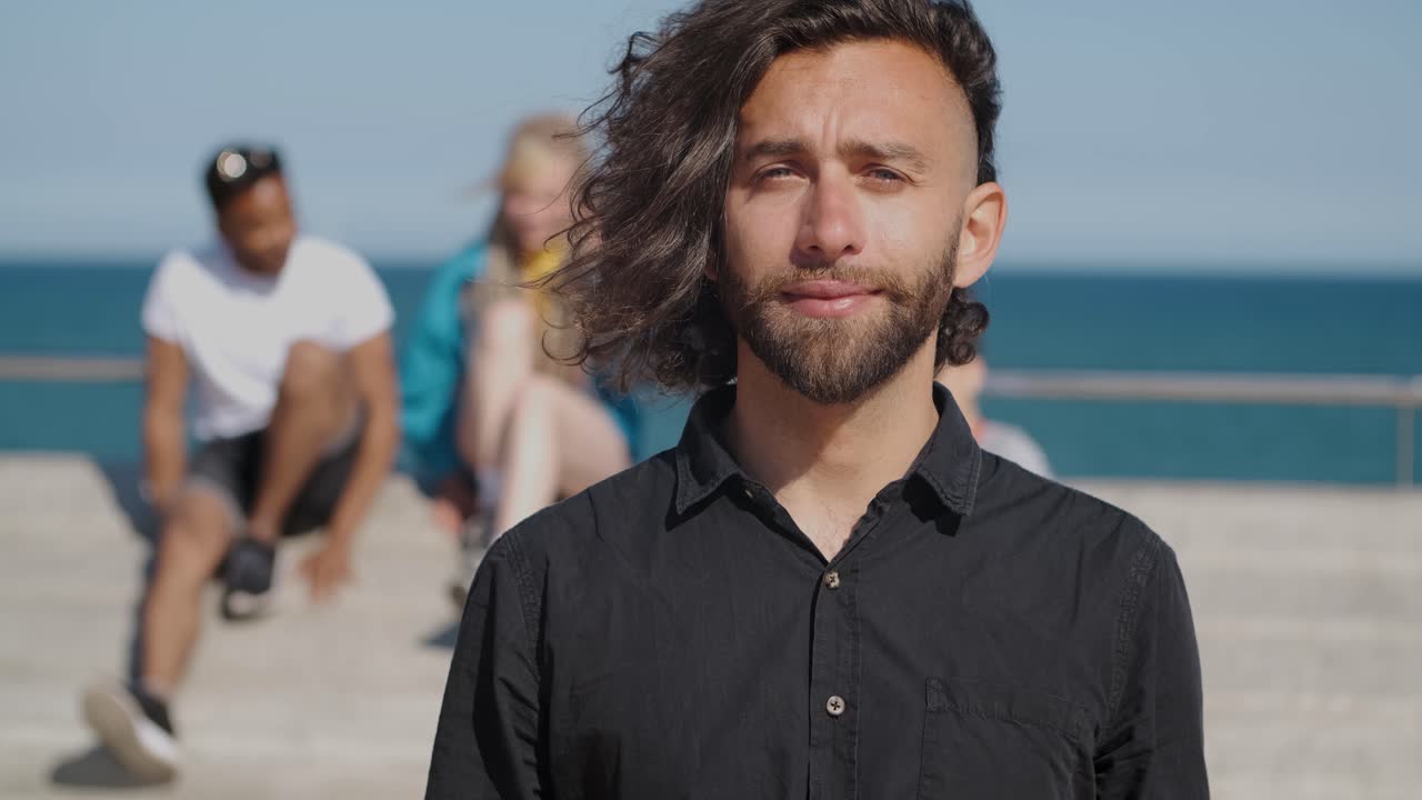 joven elegante a la luz del sol en el paseo marítimo