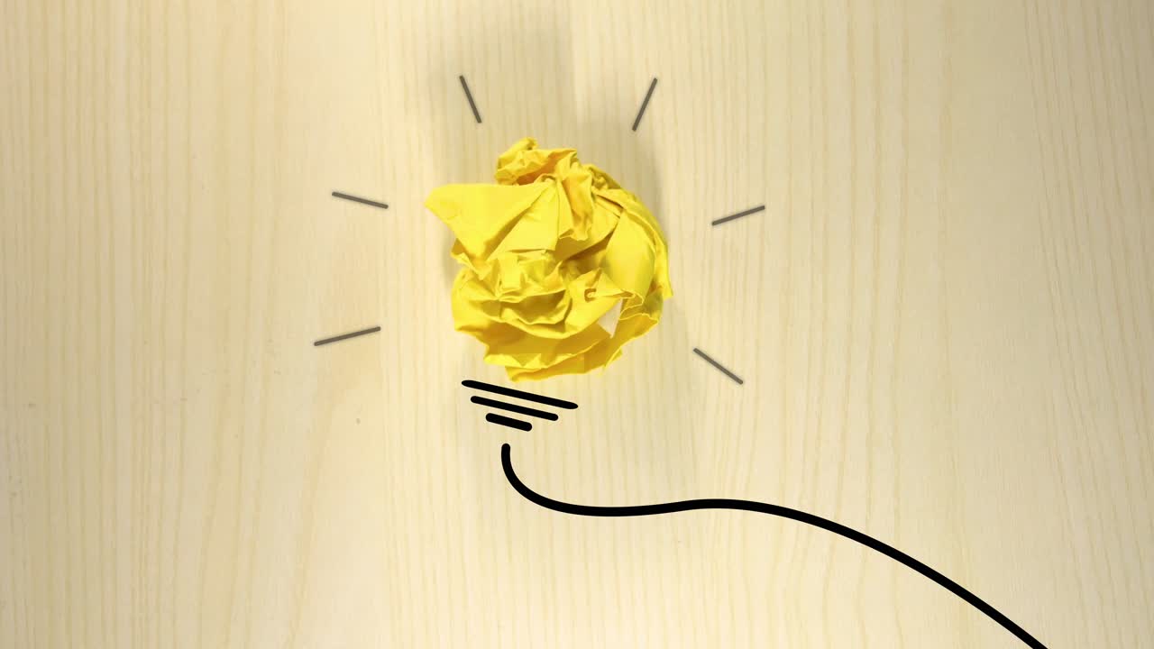 bola de papel amarilla arrugada tirada, aterrizando en un fondo de madera clara, líneas animadas de dibujos animados creando una bombilla con rayos de ella