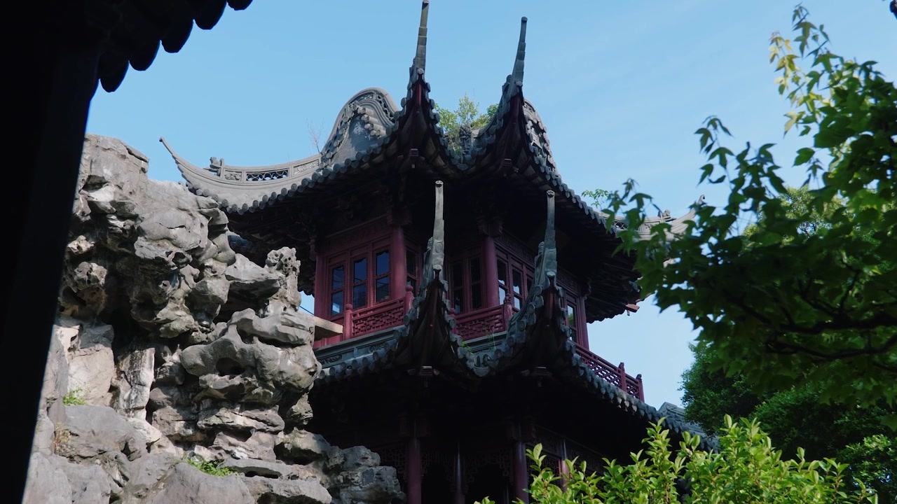 Kinesisk tempel fra Ming-dynastiet med klipper og træer
