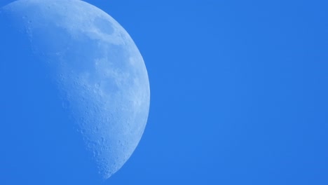 La-Luna-Creciente-Se-Mueve-En-El-Cielo-Azul-De-La-Tarde-En-Tiempo-Real