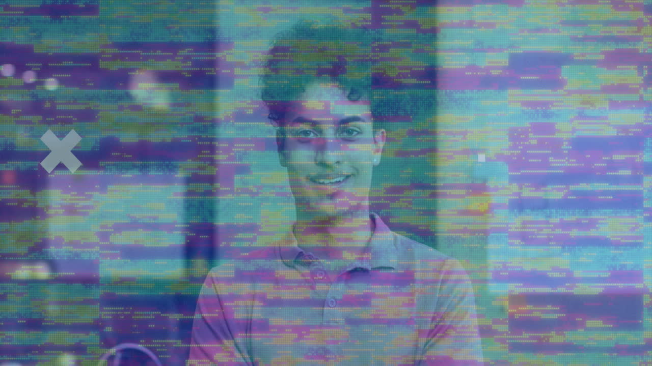 animación del procesamiento de datos sobre empresario biracial que trabaja en la oficina