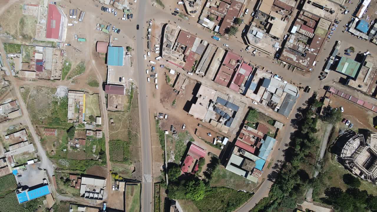 Sviluppo urbano denso nel villaggio di Loitokitok, Kenya, vista aerea dall'alto.