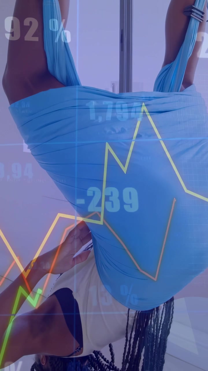 Coach che allunga la mano e sistema un'amaca blu mentre una donna a testa in giù stabilizza la posa, con grafici di fitness che si spostano.