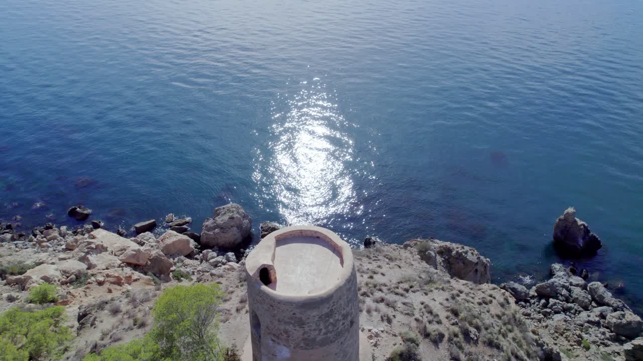 멋진 파란 바다와 절벽 에 있는 중세 유적의 공중 풍경