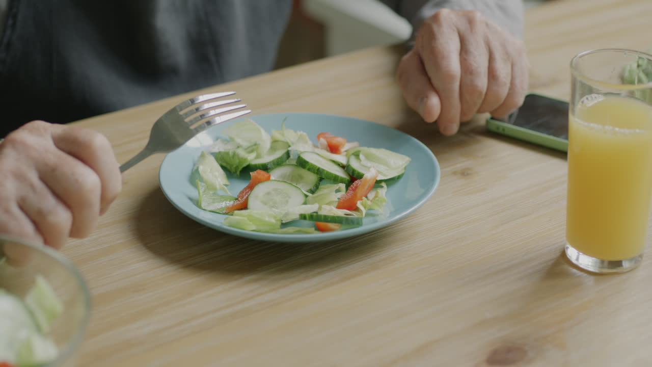 persona que come ensalada