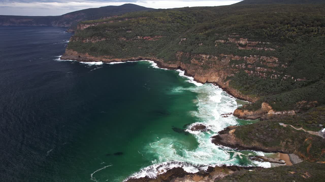 Foamy Waves Splashing At Maingon Bay Lookout In Port Arthur, Tasmania, Australia - Aerial Shot