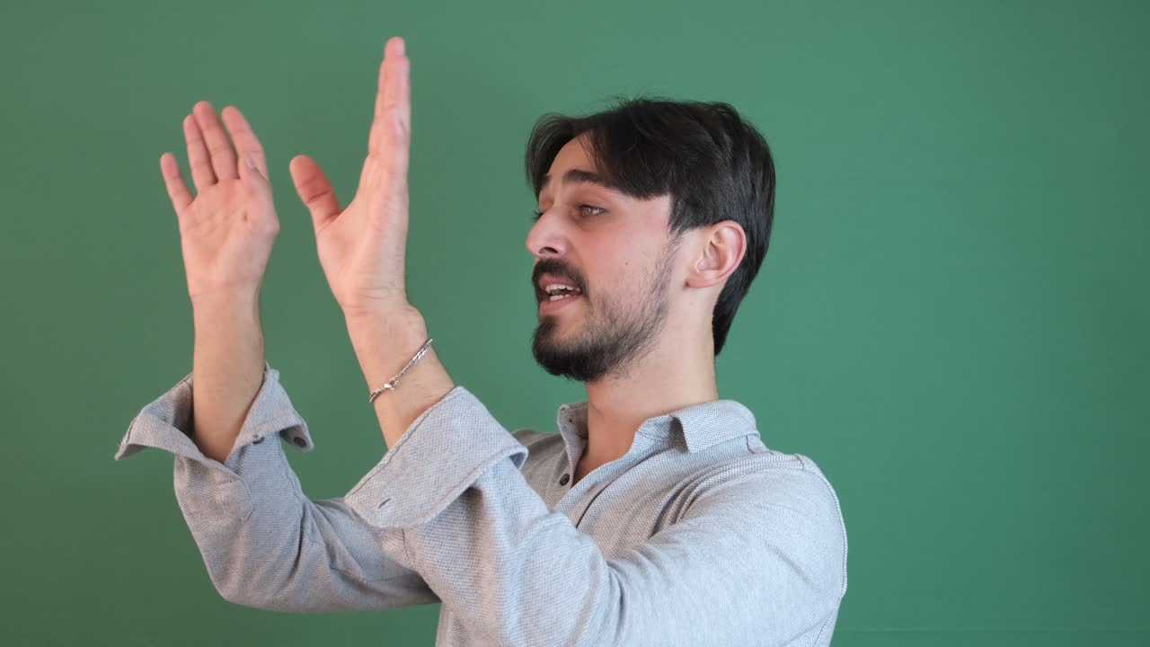 el hombre necesita ayuda.