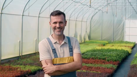 Portrait-of-a-caucasian-botanist-standing-in-the-greenhouse