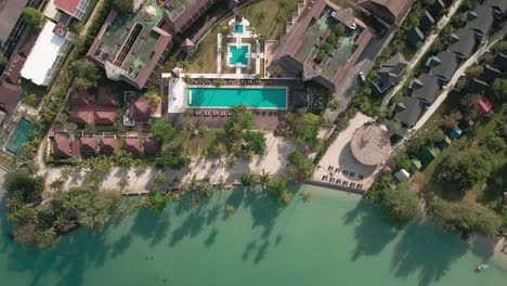 vista de la azotea del dron desde la playa costera en la piscina, vista de la piscina del hotel desde el dron