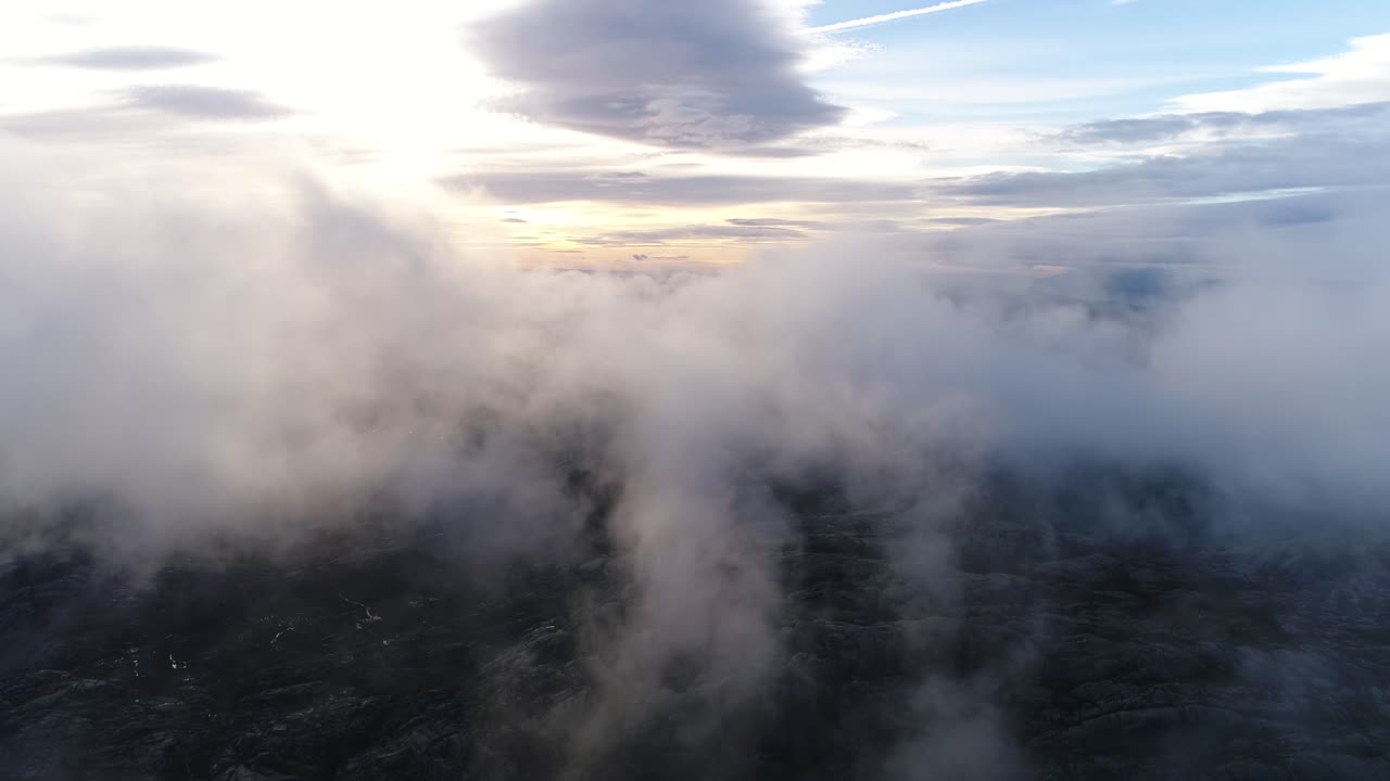 paisaje de la cima de la montaña con nubes