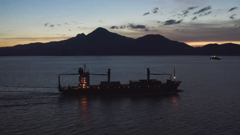 Frachtschiff-Fährt-Nachts-Aus-Der-Bucht-In-Richtung-Südchinesisches-Meer