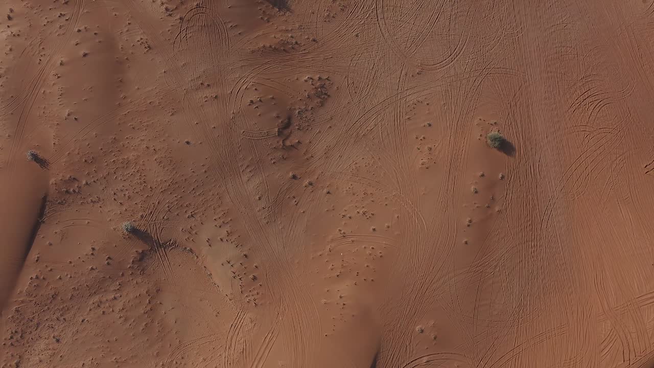 imágenes de drones en 4k, vista aérea de la meseta de rocas fósiles en el desierto de mleiha con ondas de arena, paisaje geológico de la esfinge en las dunas de arena del desierto en los emiratos árabes unidos, videos de drones