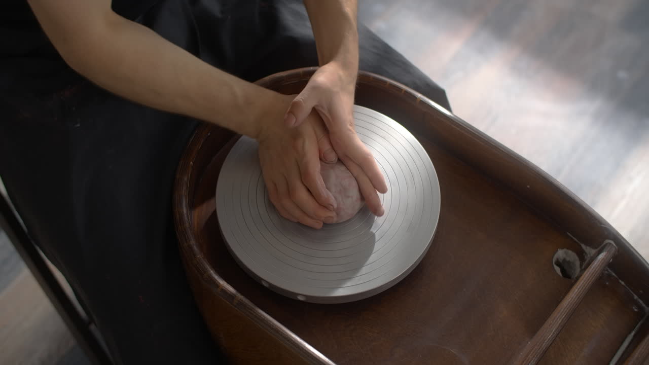 도자기 바 에 점토 를 형성 하는 사람