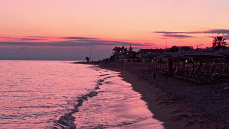 hermosa puesta de sol en la playa