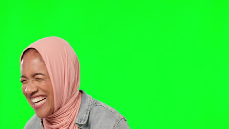 musulmán, hijab y mujer riendo en la pantalla verde