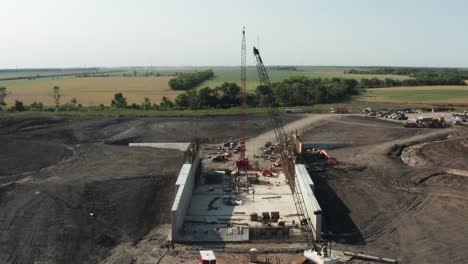 Raupenkrane-Errichtet-Auf-Einer-Ländlichen-Baustelle,-Gebäudeinfrastruktur