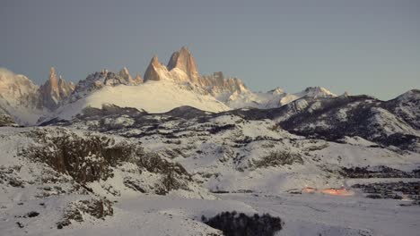 Atemberaubende-Winteransicht-Von-El-Chalten-Im-Morgengrauen,-Umgeben-Von-Einer-Schneebedeckten-Landschaft