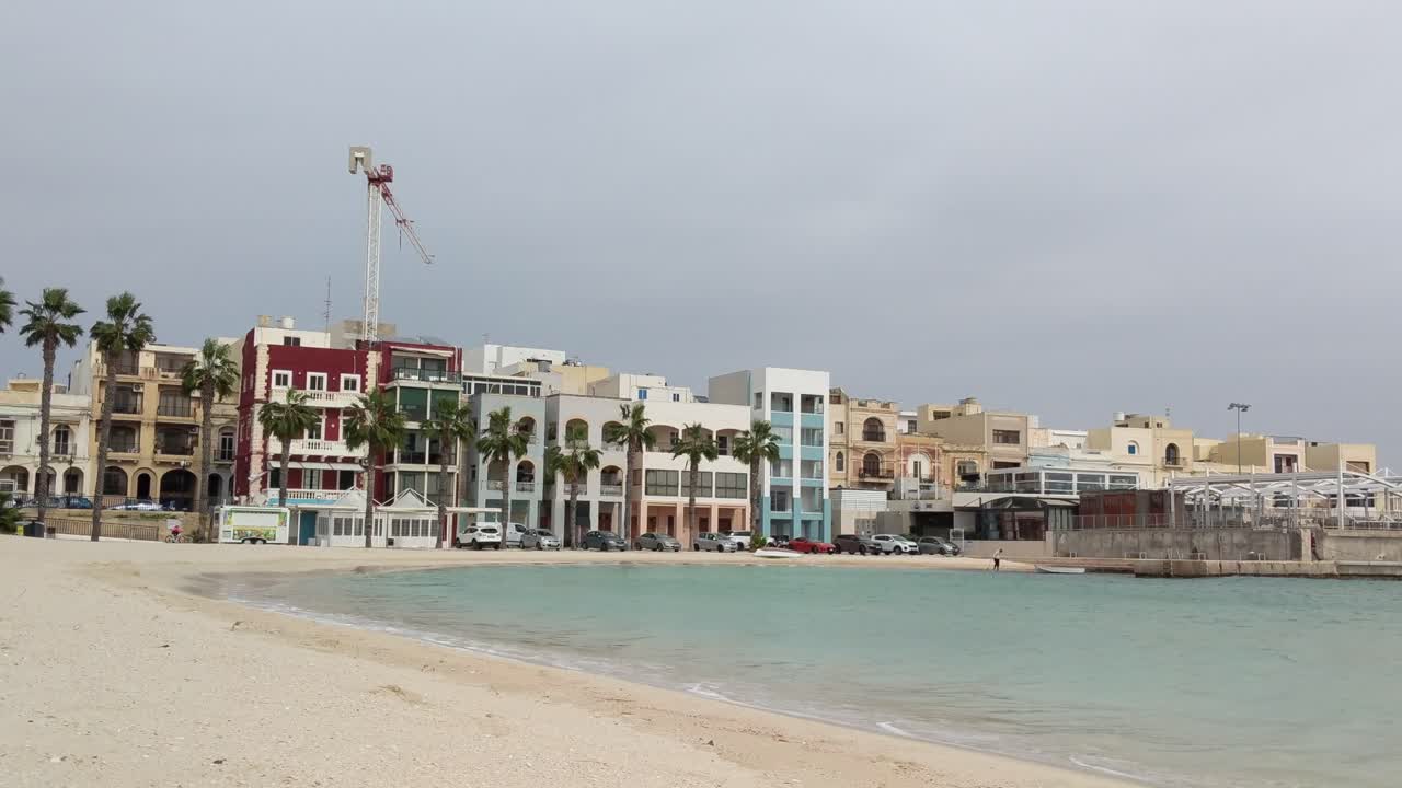 Malta'nın Birzebbuga kentinde, bulutlu bir günde Pretty Bay sahil şeridi 4K