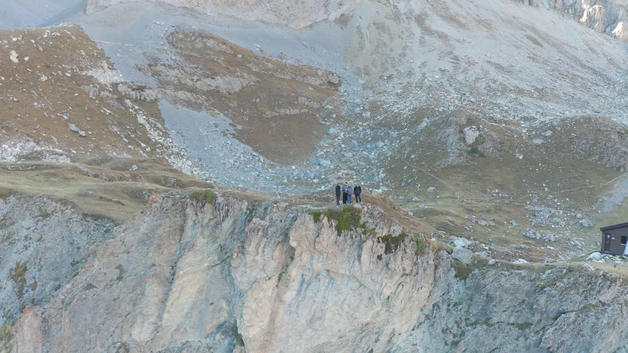 산 위를 날고 있는 드론, 전진