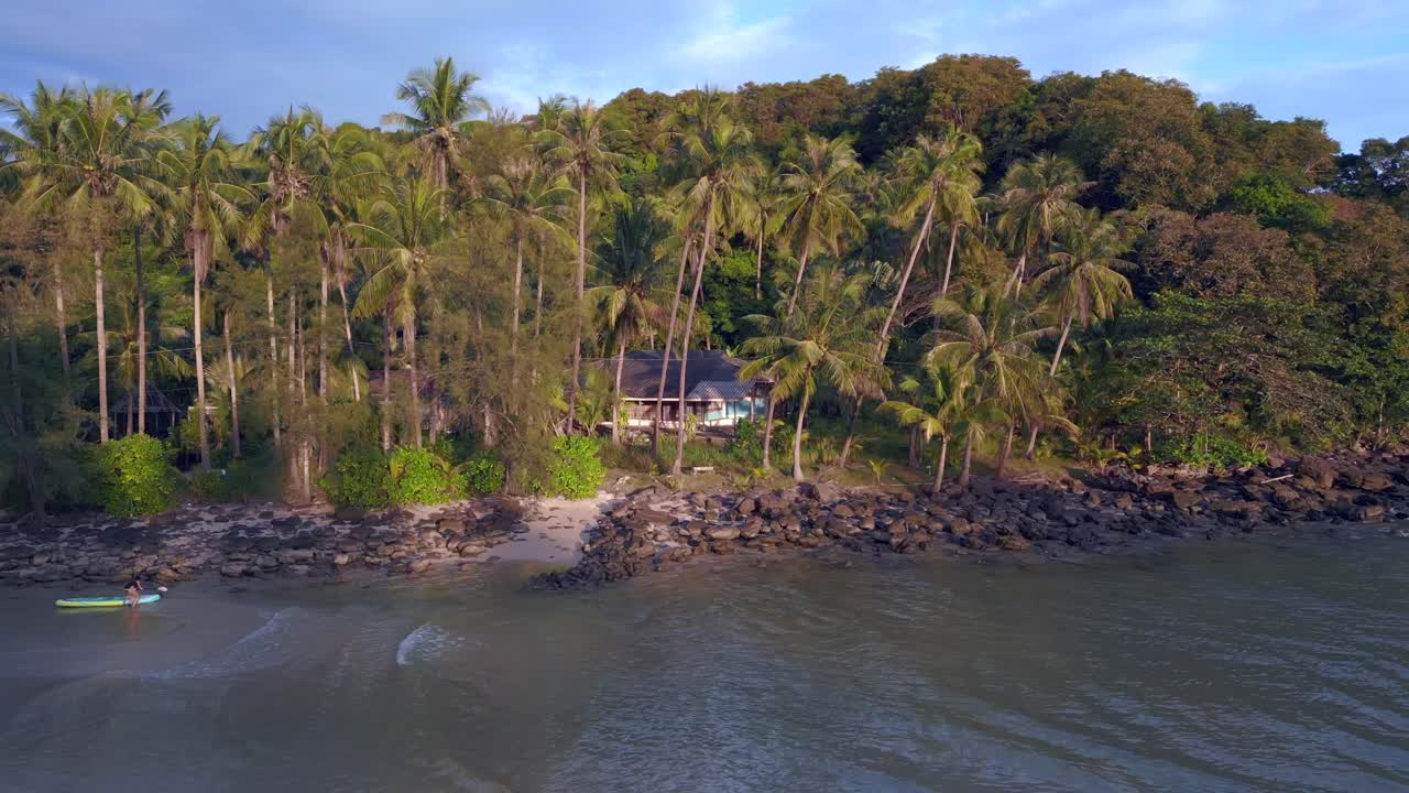 casa hippie en la playa bajo las palmeras por la noche