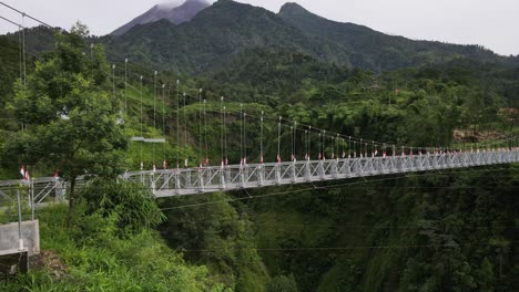 A-tourist-destination-for-the-Girpasang-suspension-bridge-which-has-a-means-of-crossing,-namely-the-gondola-on-the-slopes-of-Mount-Merapi