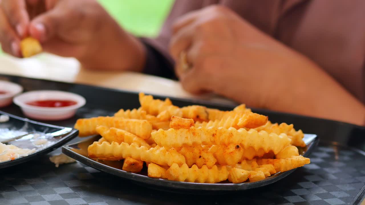 detalle de las papas fritas en la mesa.