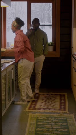 Pareja-Afroamericana-En-La-Cocina