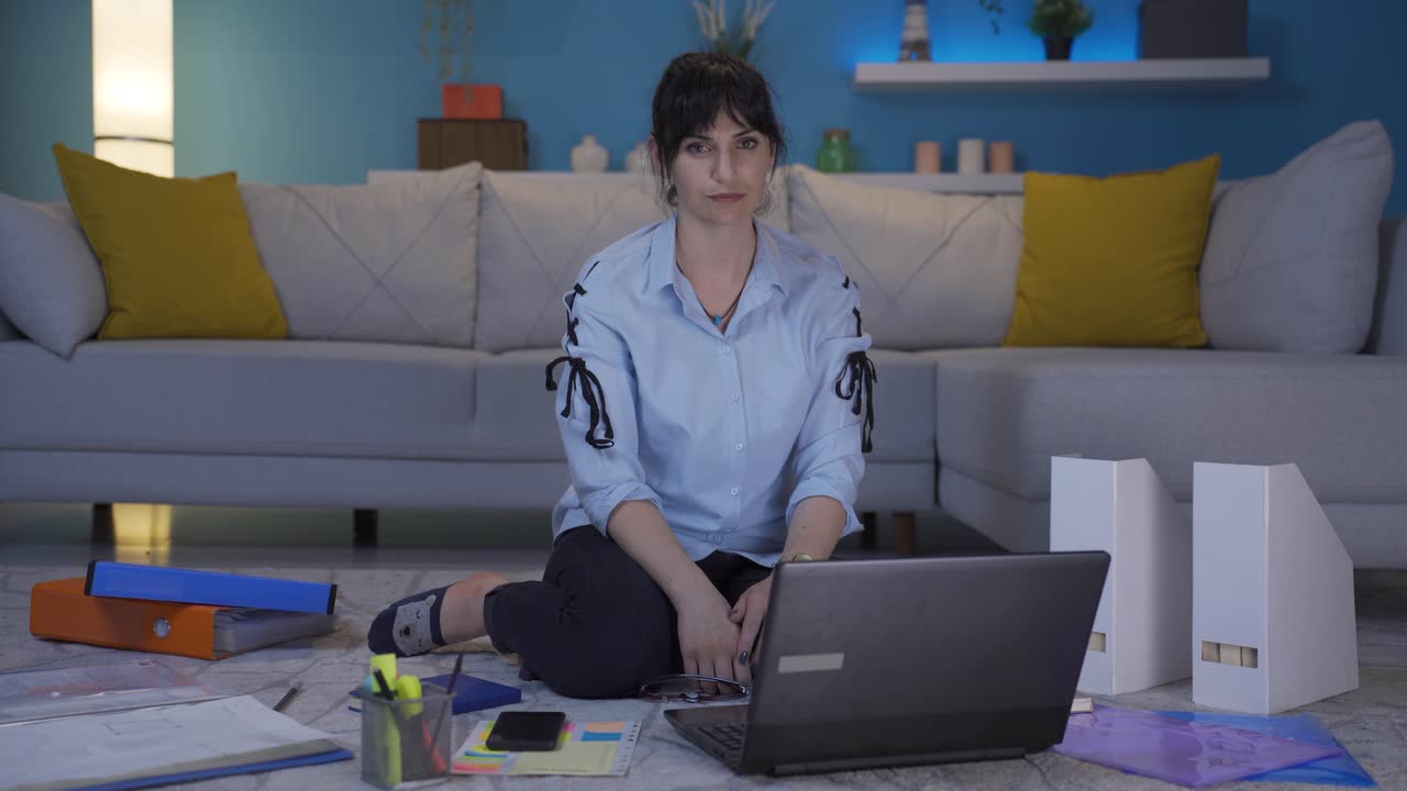 야심차고 결단력 있는 홈 오피스 직원 여성의 초상화입니다.