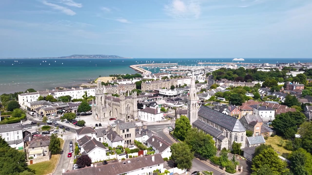 Vue aérienne panoramique de l'église d'Irlande de Monkstown à Dun Laoghaire, Dublin. Port et bord de mer.